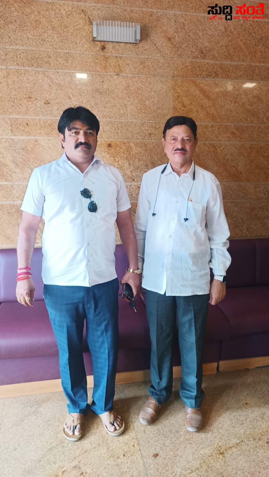 ರಾಜು ನಾಯಕವಾಡಿಯವರನ್ನು ಭೇಟಿಯಾದ NCP ಪಕ್ಷದ ಟೀಮ್ – ಶೀಘ್ರದಲ್ಲೇ ಪಕ್ಷದ ರಾಷ್ಟ್ರೀಯ ಅಧ್ಯಕ್ಷ ಶರದ್ ಪವಾರ್ ಸಮ್ಮುಖದಲ್ಲಿ ಸೇರ್ಪಡೆಯಾಗುವಂತೆ ಆಹ್ವಾನ NCP ರಾಜ್ಯಾಧ್ಯಕ್ಷರು….. ರಾಜು ನಾಯಕವಾಡಿಯವರನ್ನು ಭೇಟಿಯಾದ NCP ಪಕ್ಷದ ಟೀಮ್ – ಶೀಘ್ರದಲ್ಲೇ ಪಕ್ಷದ ರಾಷ್ಟ್ರೀಯ ಅಧ್ಯಕ್ಷ ಶರದ್ ಪವಾರ್ ಸಮ್ಮುಖದಲ್ಲಿ ಸೇರ್ಪಡೆಯಾಗುವಂತೆ ಆಹ್ವಾನ NCP ರಾಜ್ಯಾಧ್ಯಕ್ಷರು…..