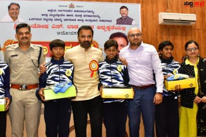 ರಾಷ್ಟ್ರ ಮಟ್ಟದ ಹಾಕಿ ಸ್ಪರ್ಧೆಗೆ ಆಯ್ಕೆಯಾದ ಕ್ರೀಡಾ ವಸತಿ ನಿಲಯದ ವಿದ್ಯಾರ್ಥಿಗಳು – ವಿದ್ಯಾರ್ಥಿಗಳನ್ನು ಅಭಿನಂದಿಸಿ ಗೌರವಿಸಿದ ಸಚಿವ ಸಂತೋಷ ಲಾಡ್…..DC,SP,ಪಾಲಿಕೆಯ ಆಯುಕ್ತರು ಸೇರಿದಂತೆ ಹಲವರು ಉಪಸ್ಥಿತಿ…..