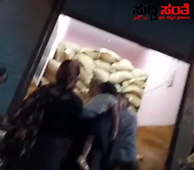 ಅಕ್ರಮ ಪಡಿತರ ಅಕ್ಕಿ ದಂಧೆ ಎಲ್ಲವೂ ಗೊತ್ತಿದ್ದರೂ ಮೌನ ಯಾಕೆ ಉತ್ತರಿಸಿ – ದೊಡ್ಡ ದೊಡ್ಡ ತಿಮಿಂಗಲುಗಳ ಮಾಹಿತಿ ಗೊತ್ತಿದ್ದರೂ ಸಣ್ಣ ಸಣ್ಣ ಮೀನುಗಳಿಗೆ ಬಲೆ…..ಮುಂದುವರಿಯಲಿದೆ ಅಕ್ರಮದ ವಿರುದ್ದ ಧ್ವನಿ…..