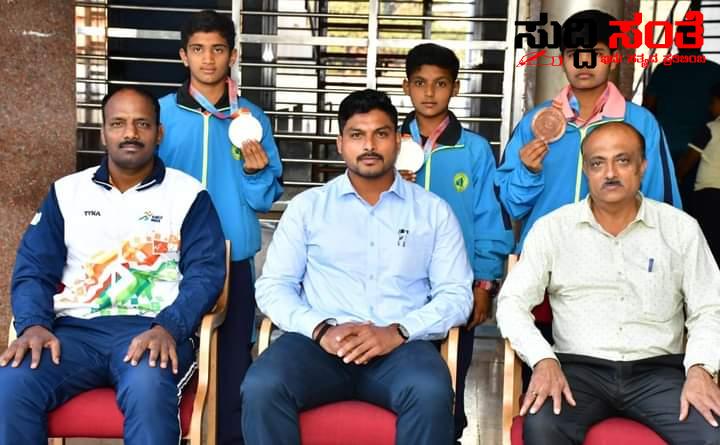 ರಾಷ್ಟ್ರಮಟ್ಟದಲ್ಲಿ ಬಾಲಕಿಯರ ಕುಸ್ತಿ ಚಾಂಪಿಯನ್ ಶಿಪ್ ನಲ್ಲಿ ವಿಶೇಷ ಸಾಧನೆ ಮಾಡಿದ ಧಾರವಾಡ ಯುವ ಸಬಲೀಕರಣ ಮತ್ತು ಕ್ರೀಡಾ ಇಲಾಖೆಯ ವಸತಿ ಶಾಲೆಯ ಕ್ರೀಡಾಪಟುಗಳು…..