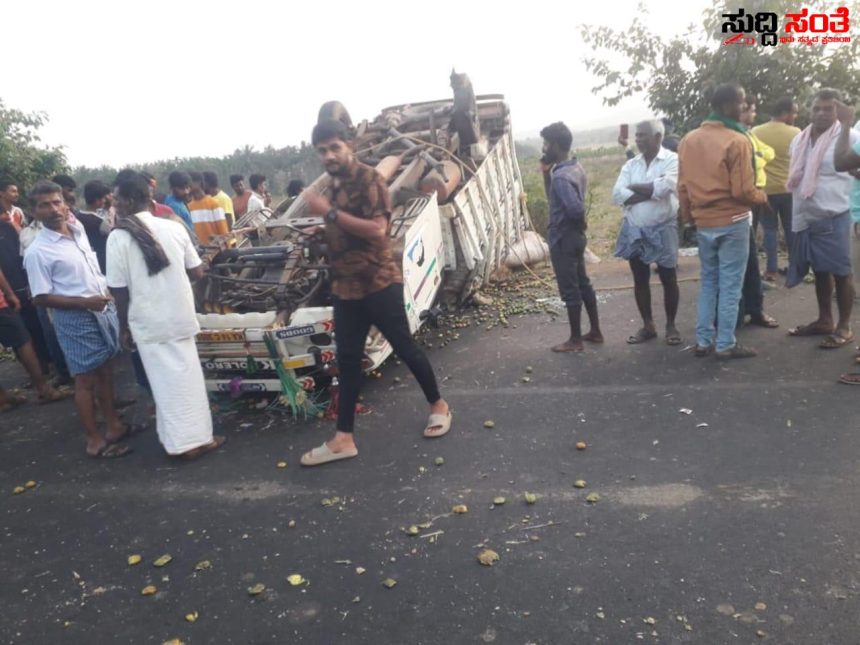 ಬೆಳ್ಳಂ ಬೆಳಿಗ್ಗೆ ಭೀಕರ ಅಪಘಾತ ಮೂವರು ಸಾವು – ಮನೆಗೆ ಹೊರಟಿದ್ದವರು ಮಸನಕ್ಕೆ…..