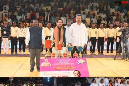 ತೆರೆ ಕಂಡಿತು ಮೂರು ದಿನಗಳ ಸಂಸದ ಕ್ರೀಡಾ ಮಹೋತ್ಸವದ ಕಬಡ್ಡಿ ಪಂದ್ಯಾವಳಿ – ಪ್ರಥಮ ಸ್ಥಾನ ಪಡೆದುಕೊಂಡ ಕೋಳಿವಾಡದ ಕುಮಾರವ್ಯಾಸ ಟೀಮ್…..ರಾಜಕೀಯದೊಂದಿಗೆ ಕ್ರೀಡಾ ಸ್ಪೂರ್ತಿಗೆ ಸಾಕ್ಷಿಯಾದ್ರು ಕೇಂದ್ರ ಸಚಿವ ಪ್ರಹ್ಲಾದ್ ಜೋಶಿ…..