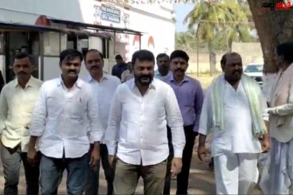 ಬಂಧಿತ ಹಿಂದೂ ಕಾರ್ಯಕರ್ತರನ್ನು ಭೇಟಿಯಾಗಿ ಆತ್ಮಸ್ಥೈರ್ಯ ತುಂಬಿ ಮಾಜಿ ಶಾಸಕ ಅಮೃತ ದೇಸಾಯಿ – ಬಂಧಿತರಿಗೆ ಜಾಮೀನು ಜವಾಬ್ದಾರಿ ತಗೆದುಕೊಂಡ ಧಣಿ ಅರ್ಜಿ ಸಲ್ಲಿಸಿದ ಬೆಳ್ಳಕ್ಕಿ ನ್ಯಾಯವಾದಿಗಳ ಟೀಮ್…..