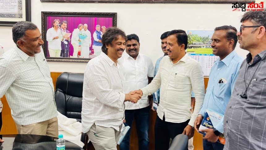 ಮಹಾ ಸಮ್ಮೇಳನಕ್ಕೆ ಶಿಕ್ಷಣ ಸಚಿವರಿಗೆ ಆಮಂತ್ರಣ – ಷಡಾಕ್ಷರಿ ಅವರ ನೇತ್ರತ್ವದಲ್ಲಿ ಸಚಿವರಿಗೆ ಆಮಂತ್ರಣ ನೀಡಿದ ರಾಜ್ಯ ಸರ್ಕಾರಿ ನೌಕರರ ಟೀಮ್…..