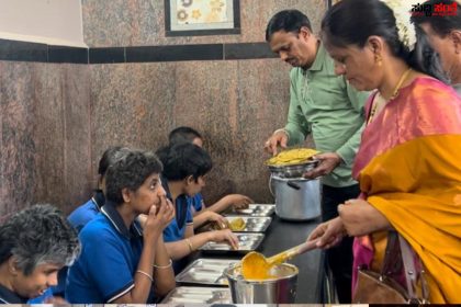 ಮದುವೆಯ ವಾರ್ಷಿಕೋತ್ಸವವನ್ನು ಅರ್ಥಪೂರ್ಣವಾಗಿ ಆಚರಣೆ ಮಾಡಿಕೊಂಡ ಪೊಲೀಸ್ ಪೇದೆ – ಮನೋವಿಕಾಸ ಬುದ್ದಿಮಾಂಧ್ಯ ಮಕ್ಕಳೊಂದಿಗೆ ವಿಶೇಷವಾಗಿ ಸಹಭೋಜನೆ ಮಾಡುತ್ತಾ ಆಚರಣೆ ಮಾಡಿಕೊಂಡ ವಿದ್ಯಾನಗರ ಪೊಲೀಸ್ ಪೇದೆ ಶಿವಾನಂದ ಬೈರಿಕೊಪ್ಪ…..