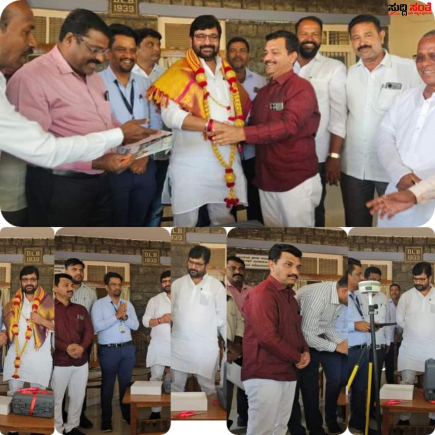 ಸರ್ಕಾರಿ ನೌಕರರ ಸಂಘದಿಂದ ವಿನಯ ಕುಲಕರ್ಣಿಯವರಿಗೆ ಸನ್ಮಾನ ಗೌರವ – ಒಳಚರಂಡಿ ಮತ್ತು ನಗರ ನೀರು ಸರಬರಾಜು ಮಂಡಳಿಯ ಅಧ್ಯಕ್ಷರಾಗಿ ಮೊದಲ ಬಾರಿಗೆ ಆಗಮಿಸಿದ ಹಿನ್ನಲೆಯಲ್ಲಿ ಜಿಲ್ಲಾಧ್ಯಕ್ಷ SF ಸಿದ್ದನಗೌಡರ ನೇತ್ರತ್ವದಲ್ಲಿ ಸನ್ಮಾನ ಗೌರವ…..