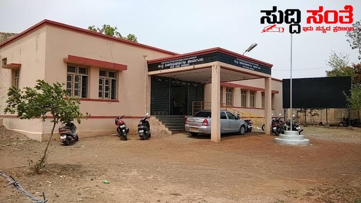 ಇನ್ನೂ ಕೈ ಸೇರದ ಶಿಕ್ಷಕರ ಸಂಬಳ – BEO,ಕಚೇರಿ ಯ ಸಿಬ್ಬಂದಿ ಗಳ ನಡುವಿನ ಜಗಳದಿಂದ ಸಂಬಳ ಒಲ್ಲದೆ ಪರದಾಡುತ್ತಿರುವ ಶಿಕ್ಷಕರು…..