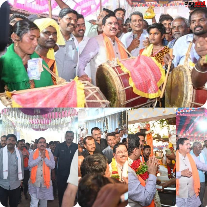 ಶಿಶುನಾಳ ಶರೀಫರ ಜಾತ್ರೆ ಮಾಡಿದ ಕೇಂದ್ರ ಸಚಿವ ಪ್ರಹ್ಲಾದ್ ಜೋಶಿ – ಡೋಲು ಬಾರಿಸಿ ಸಂಭ್ರಮಿಸಿ ಜಾತ್ರೆಯಲ್ಲಿ ಸಾರ್ವಜನಿಕರೊಂದಿಗೆ ಸಂಭ್ರಮಿಸಿದ ಪ್ರಲ್ಹಾದ್‌ ಜೋಶಿ…..