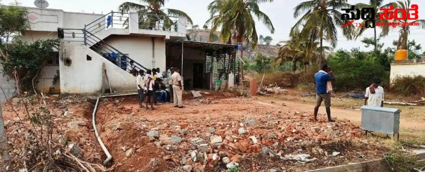 ದೂರು ನೀಡಿದ ಮುಖ್ಯಶಿಕ್ಷಕಿ – ವಿದ್ಯಾರ್ಥಿಗಳು ಕಡಿಮೆ ಇದ್ದಾರೆಂದು ಹೀಗೆ ಮಾಡೊದಾ…… ದೂರು ನೀಡಿದ ಮುಖ್ಯಶಿಕ್ಷಕಿ – ವಿದ್ಯಾರ್ಥಿಗಳು ಕಡಿಮೆ ಇದ್ದಾರೆಂದು ಹೀಗೆ ಮಾಡೊದಾ……