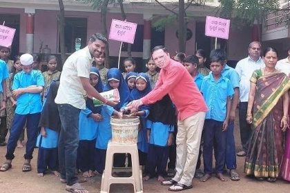 ಹಿರೇರೂಗಿ ಶಾಲೆಯಲ್ಲಿ ಅರ್ಥಪೂರ್ಣವಾಗಿ ನಡೆಯಿತು ಸ್ವಚ್ಛತಾ ಜಾಗೃತಿ ಅಭಿಯಾನ ಸ್ವಚ್ಚತೆ ಕುರಿತು ಶಾಲಾ ಮಕ್ಕಳಿಗೆ ಶಿಕ್ಷಕರಿಂದ ಜಾಗೃತಿ ಕಾರ್ಯಕ್ರಮ…..