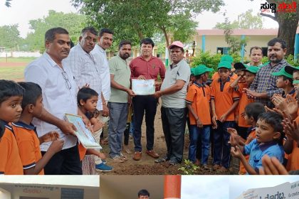 ಬ್ರಷ್ ಹಿಡಿದು ಶಾಲೆಗೆ ಬಣ್ಣ ಬಳಿದು ಸರಕಾರಿ ಶಾಲೆಯ ಅಂದ ಹೆಚ್ಚಿಸಿದ KAS ಅಧಿಕಾರಿ ಮಲ್ಲಿಕಾರ್ಜುನ – ಸರ್ಕಾರಿ ಶಾಲೆಗಳ ಅಂದ ಚೆಂದ ಹೆಚ್ಚಿಸುತ್ತಿದೆ ಪರಿಸರ ಪ್ರೇಮ ತಂಡ…..