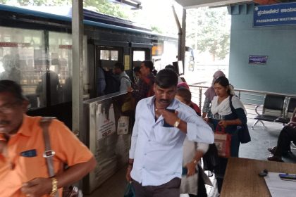 ಬೆಳ್ಳಂ ಬೆಳಿಗ್ಗೆ ಚಿಗರಿ ಬಸ್ ನಲ್ಲಿ ವ್ಯತ್ಯಯ ಸಾರ್ವಜನಿಕರ ಪರದಾಟ – ಹೆಚ್ಚಾಗುತ್ತಿವೆ ಬಸ್ ಗಳು BD…..ಬಸ್ ಗಳು ವಿಳಂಬ ಯಾಕೆ DC ಯವರೆ…..