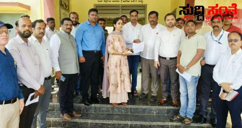 ಶಿಕ್ಷಕರ ವರ್ಗಾವಣೆಗೆ ಪಟ್ಟು ಹಿಡಿದ ಗ್ರಾಮಸ್ಥರು – ಜಿಲ್ಲಾಧಿಕಾರಿಗೆ ಮನವಿ ನೀಡಿದ ಗ್ರಾಮಸ್ಥರು ವರ್ಗಾವಣೆಗೆ ಒತ್ತಾಯ….. ಶಿಕ್ಷಕರ ವರ್ಗಾವಣೆಗೆ ಪಟ್ಟು ಹಿಡಿದ ಗ್ರಾಮಸ್ಥರು – ಜಿಲ್ಲಾಧಿಕಾರಿಗೆ ಮನವಿ ನೀಡಿದ ಗ್ರಾಮಸ್ಥರು ವರ್ಗಾವಣೆಗೆ ಒತ್ತಾಯ…..