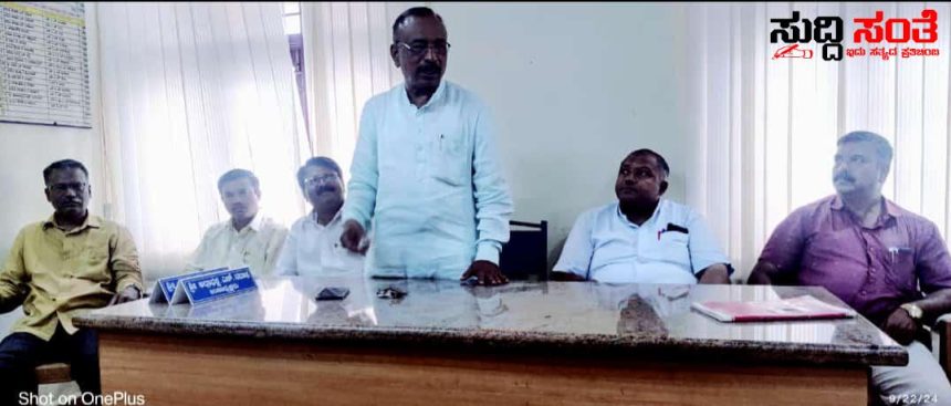 ರಾಜ್ಯ ಶಿಕ್ಷಕರ ಸಂಘಗಳ ಪರಿಷತ್ ಸಮ್ಮೇಳನ ಯಶಸ್ವಿಗೆ ಗುರು ತಿಗಡಿ ಕರೆ – ಅಕ್ಟೋಬರ 5 ರಂದು ರಾಷ್ಟ್ರೀಯ ಶಿಕ್ಷಕರ ದಿನಾಚರಣೆಯ ನಿಮಿತ್ತ ಶ್ರೀ ಕ್ಷೇತ್ರ ಎಲ್ಲಮ್ಮ ಸವದತ್ತಿ ಯಲ್ಲಿ ನಡೆಯಲಿದೆ ಮಹಾ ಸಮ್ಮೇಳನ….. ರಾಜ್ಯ ಶಿಕ್ಷಕರ ಸಂಘಗಳ ಪರಿಷತ್ ಸಮ್ಮೇಳನ ಯಶಸ್ವಿಗೆ ಗುರು ತಿಗಡಿ ಕರೆ – ಅಕ್ಟೋಬರ 5 ರಂದು ರಾಷ್ಟ್ರೀಯ ಶಿಕ್ಷಕರ ದಿನಾಚರಣೆಯ ನಿಮಿತ್ತ ಶ್ರೀ ಕ್ಷೇತ್ರ ಎಲ್ಲಮ್ಮ ಸವದತ್ತಿ ಯಲ್ಲಿ ನಡೆಯಲಿದೆ ಮಹಾ ಸಮ್ಮೇಳನ…..