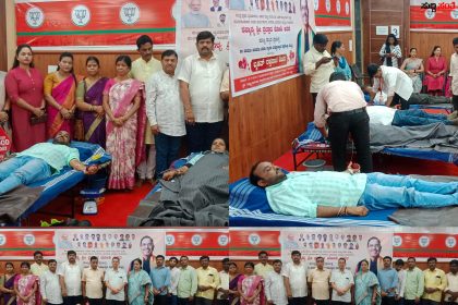 ಕೇಂದ್ರ ಸಚಿವ ಪ್ರಹ್ಲಾದ್ ಜೋಶಿ ಯವರ ಹುಟ್ಟು ಹಬ್ಬಕ್ಕಾಗಿ ಹುಬ್ಬಳ್ಳಿಯಲ್ಲಿ ನಡೆಯಿತು ರಕ್ತದಾನ ಶಿಬಿರ – ಅಣ್ಣಪ್ಪ ಗೋಕಾಕ, ಸೇರಿದಂತೆ ಹಲವರಿಂದ ನಡೆಯಿತು ರಕ್ತದಾನ ಶಿಬಿರ…..