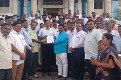 ಸರ್ಕಾರಿ ನೌಕರರ ಪ್ರತಿಭಟನೆ – ರವಿ ಗುಂಜೀಕರ ನೇತೃತ್ವದಲ್ಲಿ ನೌಕರರ ಪ್ರತಿಭಟನೆ ಜಿಲ್ಲಾಧಿಕಾರಿಗೆ ಮನವಿ…..