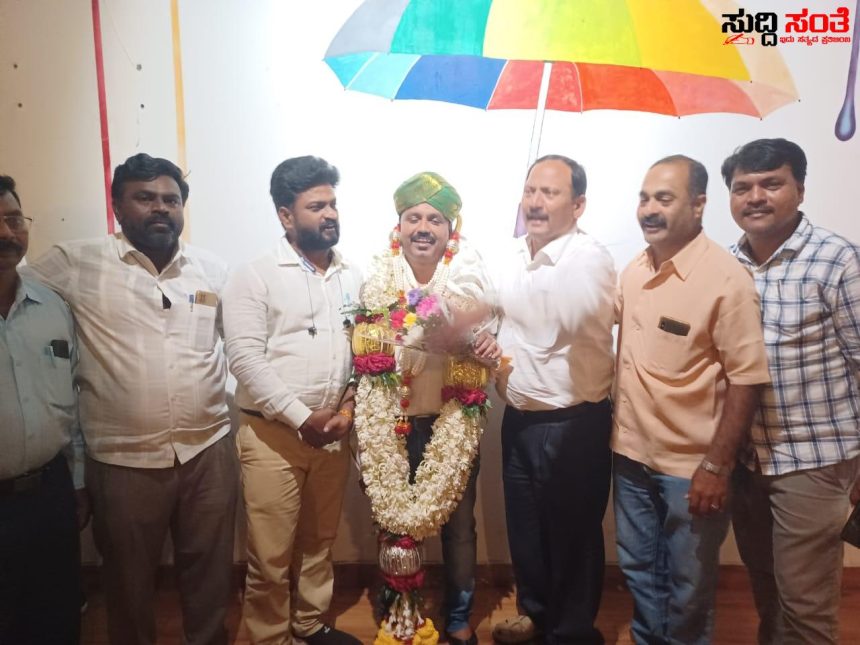 ನೂತನ ಜಿಲ್ಲಾಧ್ಯಕ್ಷ ವಿರೇಶ್ ಓಡೆನಪುರ ಸನ್ಮಾನ ಗೌರವ – ಮಾಲತೇಶ್ ಬಬ್ಬಜ್ಜಿಯವರ ನೇತ್ರತ್ವದಲ್ಲಿ ಪ್ರಾಥಮಿಕ ಶಾಲಾ ಶಿಕ್ಷಕರ ಸಂಘ,ಸರ್ಕಾರಿ ನೌಕರರ ಸಂಘದಿಂದ ನಡೆಯಿತು ಸನ್ಮಾನ ಗೌರವ…..