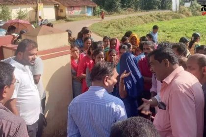 ಮುಖ್ಯಶಿಕ್ಷಕಿ ವಿರುದ್ದ ಪ್ರತಿಭಟನೆ – ವಿದ್ಯಾರ್ಥಿಗಳೊಂದಿಗೆ ಪ್ರತಿಭಟನೆ ಮಾಡಿದ ಪೋಷಕರು ಸ್ಥಳಕ್ಕೆ ಅಧಿಕಾರಿಗಳು ಭೇಟಿ…..