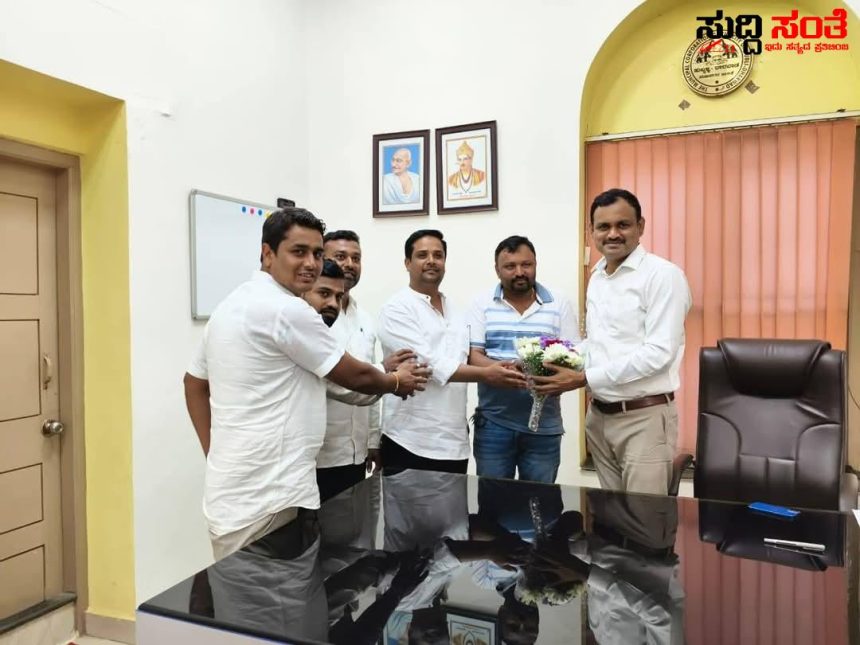 ನೂತನ ಪಾಲಿಕೆ ಆಯುಕ್ತರನ್ನು ಸ್ವಾಗತಿಸಿದ ವಿರೋಧ ಪಕ್ಷದ ನಾಯಕರ ಟೀಮ್ – ಪಾಲಿಕೆಯ ವಿರೋಧ ಪಕ್ಷದ ನಾಯಕ ರಾಜು ಕಮತಿ ನೇತ್ರತ್ವದಲ್ಲಿ ಸ್ವಾಗತ ಇಮ್ರಾನ್ ಯಲಿಗಾರ,ಸೂರಜ್ ಗೌಳಿ ಉಪಸ್ಥಿತಿ….. ನೂತನ ಪಾಲಿಕೆ ಆಯುಕ್ತರನ್ನು ಸ್ವಾಗತಿಸಿದ ವಿರೋಧ ಪಕ್ಷದ ನಾಯಕರ ಟೀಮ್ – ಪಾಲಿಕೆಯ ವಿರೋಧ ಪಕ್ಷದ ನಾಯಕ ರಾಜು ಕಮತಿ ನೇತ್ರತ್ವದಲ್ಲಿ ಸ್ವಾಗತ ಇಮ್ರಾನ್ ಯಲಿಗಾರ,ಸೂರಜ್ ಗೌಳಿ ಉಪಸ್ಥಿತಿ…..