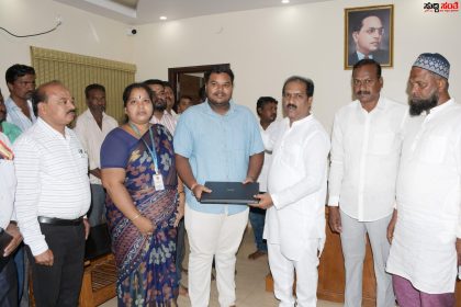 ಶಾಸಕ ಪ್ರಸಾದ್ ಅಬ್ಬಯ್ಯ ರಿಂದ ಲ್ಯಾಪ್ ಟಾಪ್ ವಿತರಣೆ – ಪ್ರತಿಭಾವಂತ ವಿದ್ಯಾರ್ಥಿಗಳಿಗೆ ಲ್ಯಾಪ್ ಟಾಪ್ ವಿತರಿಸಿದ ಶಾಸಕರು ಪಾಲಿಕೆ ಅಧಿಕಾರಿಗಳು ಉಪಸ್ಥಿತಿ…..