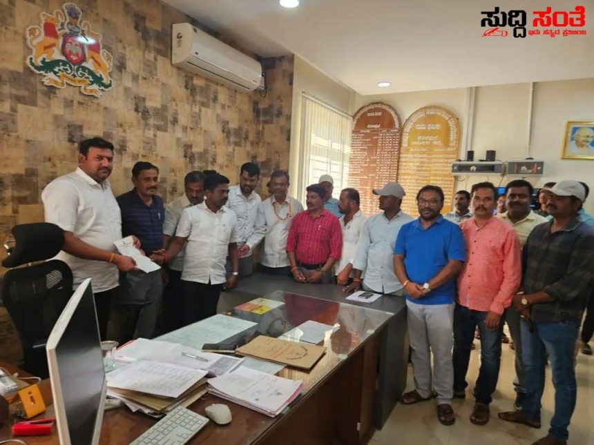 ಸರ್ಕಾರಿ ನೌಕರರ ಮೇಲೆ ಹಲ್ಲೆ ಖಂಡನೆ ಪ್ರತಿಭಟನೆ – ನೌಕರ ಸಂಘದ ಅಧ್ಯಕ್ಷ ನಂದೀಶ್ ನೇತೃತ್ವದಲ್ಲಿ ಪ್ರತಿಭಟನೆ ಮನವಿ…..