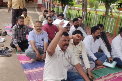 ಪಾಲಿಕೆಯ ಆಯುಕ್ತರ ವರ್ಗಾವಣೆಗೆ ಬೀದಿಗಿಳಿದ ಗುತ್ತಿಗೆದಾರರು – ಆಯುಕ್ತರ ದಿಢೀರ್ ವರ್ಗಾವಣೆಗೆ ಖಂಡನೆ ಹುಬ್ಬಳ್ಳಿಯಲ್ಲಿ ಪ್ರತಿಭಟನೆ ಕುಳಿತ ಗುತ್ತಿಗೆದಾರರು…..