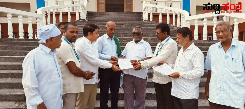 BEO ಕಚೇರಿ ಸ್ಥಳಾಂತರಕ್ಕೆ ಮನವಿ – ಜಿಲ್ಲಾಧಿಕಾರಿ ಕಚೇರಿ ಮುಂದೆ ಪ್ರತಿಭಟನೆ ಮನವಿ…..