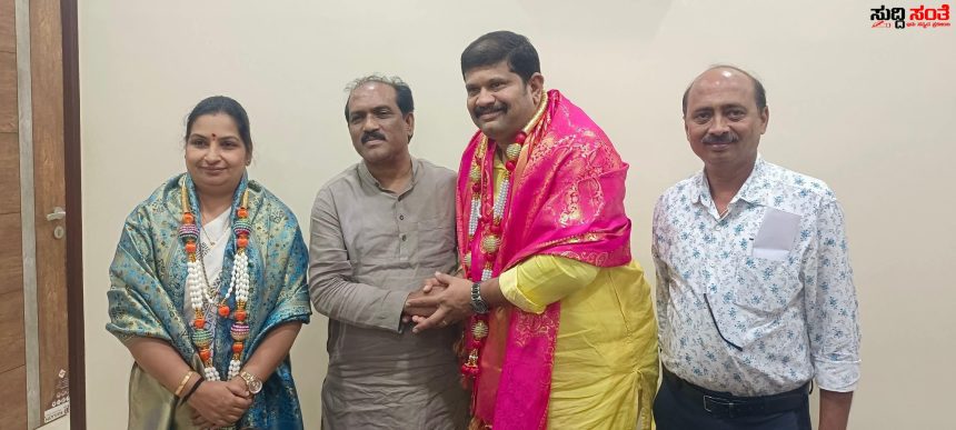 ಮೇಯರ್ ಉಪಮೇಯರ್ ಗೆ ಸನ್ಮಾನಿಸಿ ಗೌರವಿಸಿದ ಶಾಸಕ ಪ್ರಸಾದ್ ಅಬ್ಬಯ್ಯ – ಮೇಯರ್ ಶ್ರೀಮತಿ ಜ್ಯೋತಿ ಪಾಟೀಲ್,ಉಪಮೇಯರ್ ಸಂತೋಷ ಚವ್ಹಾಣ ಗೆ ಆತ್ಮೀಯ ಸನ್ಮಾನ ಗೌರವ…..ಅವಳಿ ನಗರದ ಅಭಿವೃದ್ದಿಗೆ ಶ್ರಮಿಸುವಂತೆ ಕರೆ….. ಮೇಯರ್ ಉಪಮೇಯರ್ ಗೆ ಸನ್ಮಾನಿಸಿ ಗೌರವಿಸಿದ ಶಾಸಕ ಪ್ರಸಾದ್ ಅಬ್ಬಯ್ಯ – ಮೇಯರ್ ಶ್ರೀಮತಿ ಜ್ಯೋತಿ ಪಾಟೀಲ್,ಉಪಮೇಯರ್ ಸಂತೋಷ ಚವ್ಹಾಣ ಗೆ ಆತ್ಮೀಯ ಸನ್ಮಾನ ಗೌರವ…..ಅವಳಿ ನಗರದ ಅಭಿವೃದ್ದಿಗೆ ಶ್ರಮಿಸುವಂತೆ ಕರೆ…..