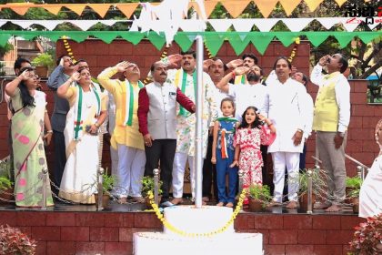 ಹುಬ್ಬಳ್ಳಿ ಧಾರವಾಡ ಮಹಾನಗರ ಪಾಲಿಕೆಯಲ್ಲೂ 79ನೇ ಸ್ವಾತಂತ್ರೋತ್ಸವ ಆಚರಣೆ – ಉಪಮೇಯರ್ ಸಂತೋಷ ಚೌವ್ಹಾನ್ ಗೆ ಸಾಥ್ ನೀಡಿದ ಶಂಕರಾನಂದ ಬನಶಂಕರಿ,ಅರವಿಂದ ಜಮಖಂಡಿ ಪಾಲಿಕೆಯ ಸದಸ್ಯರು ಸಿಬ್ಬಂದಿಗಳು…..