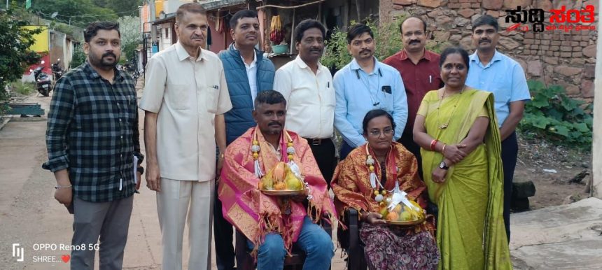 100 ಮನೆಗಳ ಗಣತಿ ಕಾರ್ಯ ಪೂರ್ಣಗೊಳಿಸಿದ ಶಿಕ್ಷಕಿ ಸಾವಿತ್ರಿ ಜಾಲಿಮರದ – ಸನ್ಮಾನಿಸಿ ಗೌರವಿಸಿದ್ರು ತಹಶೀಲ್ದಾರ.