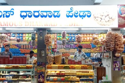 ಫೇಮಸ್ ಆಗಿದೆ ಧಾರವಾಡ ಹೊಸ ಬಸ್ ನಿಲ್ದಾಣದ ಫೇಮಸ್ ಧಾರವಾಡ ಪೇಢಾ ಮಳಿಗೆಯ ಬಾಡಿಗೆ – ತಿಂಗಳ ಬಾಡಿಗೆ ಕೇಳಿದ್ರೆ ಶಾಕ್ ಆಗುತ್ತದೆ…..ಲೆಕ್ಕದಲ್ಲಿ ಏನು ಇಲ್ಲ ಬಾಡಿಗೆಯಲ್ಲಿ ಲಕ್ಷ ಲಕ್ಷ…..