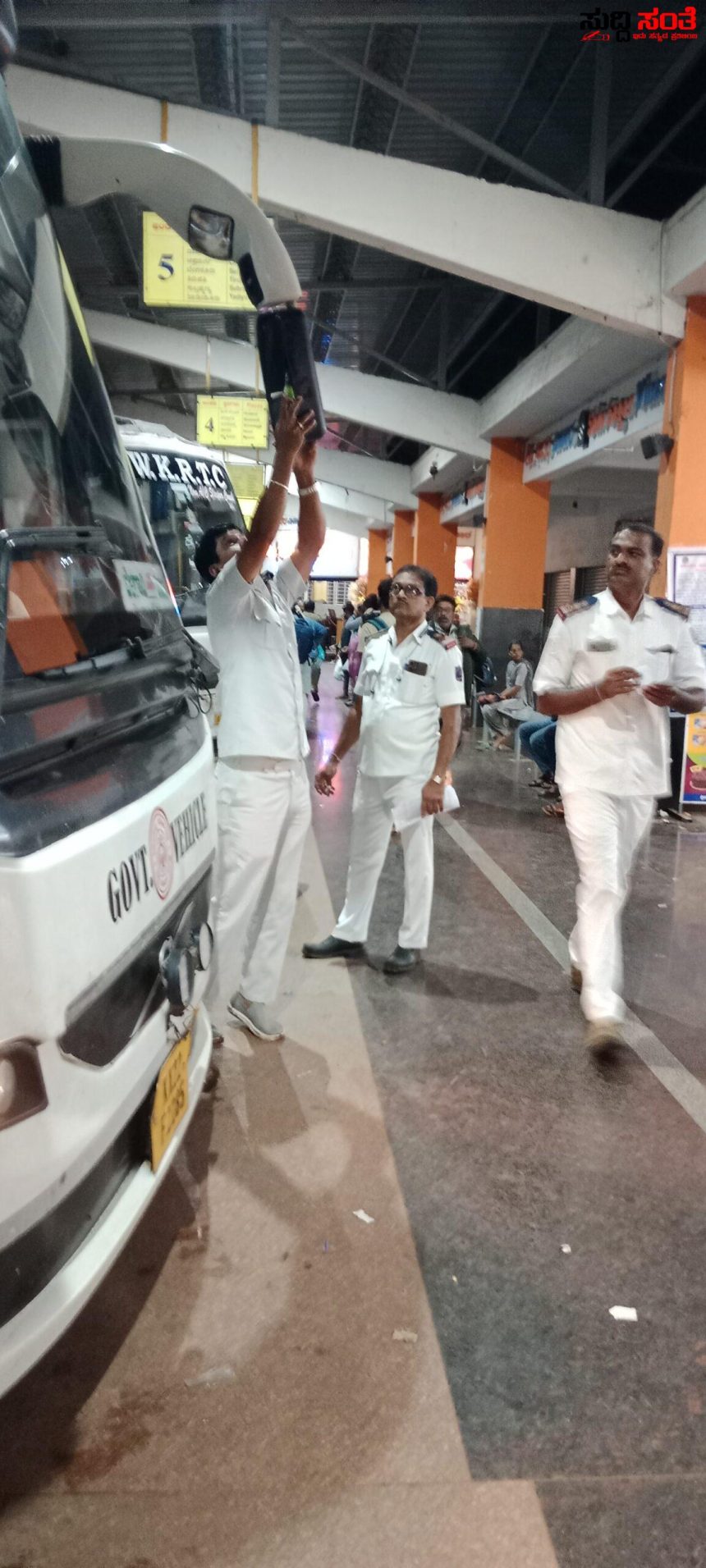 ಕೋಟಿ ಕೋಟಿ ದುಬಾರಿ ಬಸ್ ಗೆ ಆಸರೆಯಾಯಿತು ಖಾಲಿ ಬಾಟಲ್ – ಅಧಿಕಾರಿಗಳ ಎದುರೇ ಧಾರವಾಡದಲ್ಲಿ ಅನಾವರಣವಾಯಿತು ದುಬಾರಿ ಬೆಲೆಯ ಬಸ್ ವ್ಯವಸ್ಥೆ…..ಏನು ಮಾಡೊದು ಇದು ನಮ್ಮ ಕರ್ಮ ಎಂದ್ರು ಸಿಬ್ಬಂದಿ…..