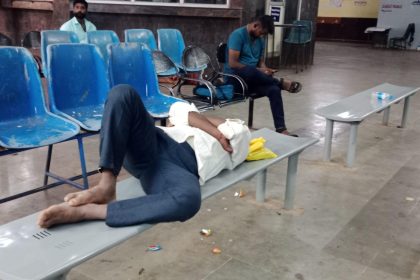 ಧಾರವಾಡ ಹೊಸ ಬಸ್ ನಿಲ್ದಾಣದಲ್ಲಿ ಹೇಗಿದೆ ವ್ಯವಸ್ಥೆ ನೋಡಿ – ಹೀಗೆ ಮಲಗಬೇಕು…..ಹೆಸರಿಗೆ ಮಾತ್ರ ದೊಡ್ಡ ಬಸ್ ನಿಲ್ದಾಣ…..