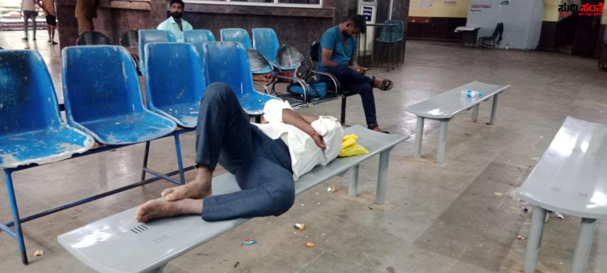 ಧಾರವಾಡ ಹೊಸ ಬಸ್ ನಿಲ್ದಾಣದಲ್ಲಿ ಹೇಗಿದೆ ವ್ಯವಸ್ಥೆ ನೋಡಿ – ಹೀಗೆ ಮಲಗಬೇಕು…..ಹೆಸರಿಗೆ ಮಾತ್ರ ದೊಡ್ಡ ಬಸ್ ನಿಲ್ದಾಣ…..