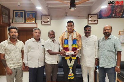 BDCC ಬ್ಯಾಂಕ್ ಗೆ ಹೊಸದಾಗಿ ಆಯ್ಕೆಯಾದ ನಿರ್ದೇಶಕರಿಗೆ ಸನ್ಮಾನಿಸಿ ಗೌರವಿಸಿದ ಮಂಜುನಾಥ ಮಕ್ಕಳಗೇರಿ – ವಿದೇಶ ಪ್ರವಾಸ ಮುಗಿಸಿಕೊಂಡು ಸುತ್ತಾಟ ಆರಂಭಿಸಿದ ಬಡವರ ಬಂಧು ರೈತರ ನಾಯಕ ಜನ ಮೆಚ್ಚಿದ ಜನ ನಾಯಕ…..