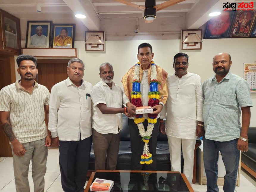 BDCC ಬ್ಯಾಂಕ್ ಗೆ ಹೊಸದಾಗಿ ಆಯ್ಕೆಯಾದ ನಿರ್ದೇಶಕರಿಗೆ ಸನ್ಮಾನಿಸಿ ಗೌರವಿಸಿದ ಮಂಜುನಾಥ ಮಕ್ಕಳಗೇರಿ – ವಿದೇಶ ಪ್ರವಾಸ ಮುಗಿಸಿಕೊಂಡು ಸುತ್ತಾಟ ಆರಂಭಿಸಿದ ಬಡವರ ಬಂಧು ರೈತರ ನಾಯಕ ಜನ ಮೆಚ್ಚಿದ ಜನ ನಾಯಕ….. BDCC ಬ್ಯಾಂಕ್ ಗೆ ಹೊಸದಾಗಿ ಆಯ್ಕೆಯಾದ ನಿರ್ದೇಶಕರಿಗೆ ಸನ್ಮಾನಿಸಿ ಗೌರವಿಸಿದ ಮಂಜುನಾಥ ಮಕ್ಕಳಗೇರಿ – ವಿದೇಶ ಪ್ರವಾಸ ಮುಗಿಸಿಕೊಂಡು ಸುತ್ತಾಟ ಆರಂಭಿಸಿದ ಬಡವರ ಬಂಧು ರೈತರ ನಾಯಕ ಜನ ಮೆಚ್ಚಿದ ಜನ ನಾಯಕ…..