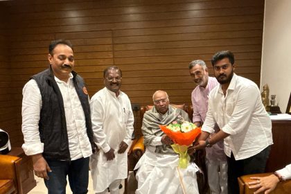 ಪಕ್ಷದ ರಾಷ್ಟ್ರೀಯ ಅಧ್ಯಕ್ಷರನ್ನು ಭೇಟಿಯಾದ ಕಾಂಗ್ರೇಸ್ ಪಕ್ಷದ ಧಾರವಾಡ ಜಿಲ್ಲಾಧ್ಯಕ್ಷ ಅನಿಲಕುಮಾರ್ ಪಾಟೀಲ್ – ಕುತೂಹಲ ಕೆರಳಿಸಿದ ರಾಷ್ಟ್ರೀಯ ಅಧ್ಯಕ್ಷರ ಭೇಟಿ…..ಅರ್ಜುನ ಪಾಟೀಲ್,ಮೋಹನ ಹಿರೇಮನಿ,ಚಂದ್ರಶೇಖರ ಜುಟ್ಟಲ್ ಉಪಸ್ಥಿತಿ…..