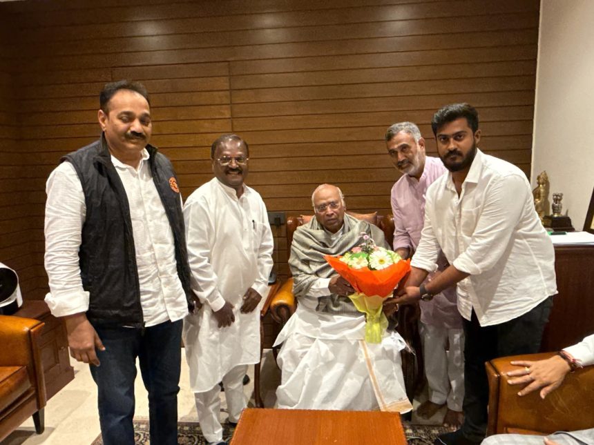 ಪಕ್ಷದ ರಾಷ್ಟ್ರೀಯ ಅಧ್ಯಕ್ಷರನ್ನು ಭೇಟಿಯಾದ ಕಾಂಗ್ರೇಸ್ ಪಕ್ಷದ ಧಾರವಾಡ ಜಿಲ್ಲಾಧ್ಯಕ್ಷ ಅನಿಲಕುಮಾರ್ ಪಾಟೀಲ್ – ಕುತೂಹಲ ಕೆರಳಿಸಿದ ರಾಷ್ಟ್ರೀಯ ಅಧ್ಯಕ್ಷರ ಭೇಟಿ…..ಅರ್ಜುನ ಪಾಟೀಲ್,ಮೋಹನ ಹಿರೇಮನಿ,ಚಂದ್ರಶೇಖರ ಜುಟ್ಟಲ್ ಉಪಸ್ಥಿತಿ…..