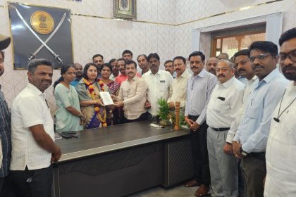 ನೂತನ DC ಯವರನ್ನು ಬರಮಾಡಿಕೊಂಡ ಜಿಲ್ಲಾ ಸರ್ಕಾರಿ ನೌಕರರ ಸಂಘ – ಜಿಲ್ಲಾಧ್ಯಕ್ಷ ಎಸ್ ಎಫ್ ಸಿದ್ದನಗೌಡ್ರ ನೇತ್ರತ್ವದಲ್ಲಿ ಸ್ವಾಗತ…..ನೌಕರರ ಸಂಘದ ನಿಯೋಗದ ಸದಸ್ಯರು ಉಪಸ್ಥಿತಿ…..