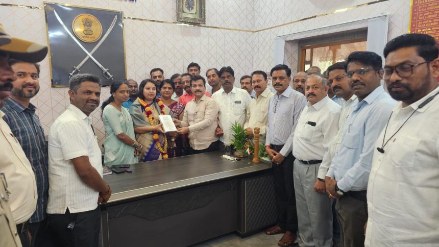 ನೂತನ DC ಯವರನ್ನು ಬರಮಾಡಿಕೊಂಡ ಜಿಲ್ಲಾ ಸರ್ಕಾರಿ ನೌಕರರ ಸಂಘ – ಜಿಲ್ಲಾಧ್ಯಕ್ಷ ಎಸ್ ಎಫ್ ಸಿದ್ದನಗೌಡ್ರ ನೇತ್ರತ್ವದಲ್ಲಿ ಸ್ವಾಗತ…..ನೌಕರರ ಸಂಘದ ನಿಯೋಗದ ಸದಸ್ಯರು ಉಪಸ್ಥಿತಿ…..