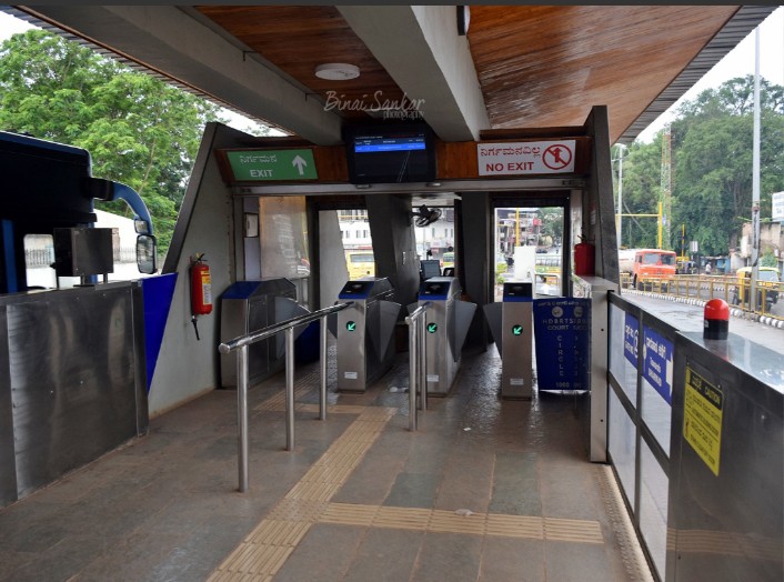 ಬೇಕಾದರಿಗೆ ಒಂದು ರೂಲ್ಸ್ ಬೇರೆಯವರಿಗೆ ಮತ್ತೊಂದು ರೂಲ್ಸ್ – BRTS ಟಿಕೇಟ್ ಕೌಂಟರ್ ಸಿಬ್ಬಂದಿಗಳ ನಡುವೆ ನಡೆಯುತ್ತಿದೆ  ತಾರತಮ್ಯ – ಇದೇನಿದು DC ಯವರೇ ಬಿಸಿ ಬಿಸಿ ಚರ್ಚೆಯ ವಿಷಯ…..