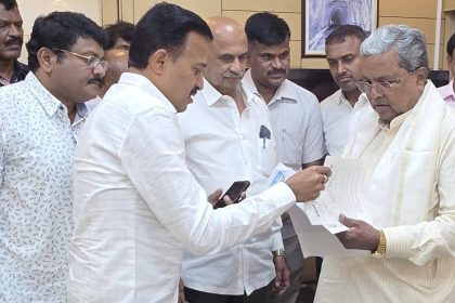 CM ಅವರನ್ನು ಭೇಟಿಯಾದ ಷಡಾಕ್ಷರಿಯರು – ಬಜೆಟ್ ನಲ್ಲಿ ರಾಜ್ಯದ ಸಮಸ್ತ ನೌಕರರ ಬೇಡಿಕೆಗಳ ಕುರಿತು ಬೇಡಿಕೆ…..