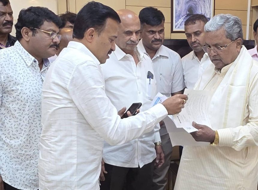 CM ಅವರನ್ನು ಭೇಟಿಯಾದ ಷಡಾಕ್ಷರಿಯರು – ಬಜೆಟ್ ನಲ್ಲಿ ರಾಜ್ಯದ ಸಮಸ್ತ ನೌಕರರ ಬೇಡಿಕೆಗಳ ಕುರಿತು ಬೇಡಿಕೆ…..
