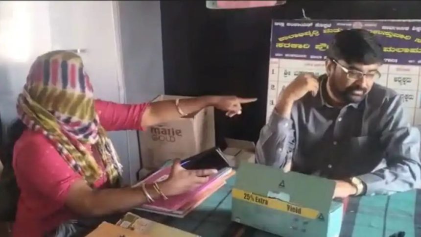 ಸರ್ಕಾರಿ ಶಾಲೆಯಲ್ಲಿ ಮುಖ್ಯಶಿಕ್ಷಕನ ಎರಡನೇ ಪತ್ನಿ ಹೈಡ್ರಾಮಾ – ಶಾಲೆಗೆ ನುಗ್ಗಿ ಮಾಡಿದ್ದೇನು ಗೊತ್ತಾ…..ಕ್ಲಾಸ್ ತಗೆದುಕೊಂಡ ಗ್ರಾಮಸ್ಥರು….. ಸರ್ಕಾರಿ ಶಾಲೆಯಲ್ಲಿ ಮುಖ್ಯಶಿಕ್ಷಕನ ಎರಡನೇ ಪತ್ನಿ ಹೈಡ್ರಾಮಾ – ಶಾಲೆಗೆ ನುಗ್ಗಿ ಮಾಡಿದ್ದೇನು ಗೊತ್ತಾ…..ಕ್ಲಾಸ್ ತಗೆದುಕೊಂಡ ಗ್ರಾಮಸ್ಥರು…..