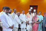 ರಾಜು ಕುಟುಂಬಕ್ಕೆ ಸಾಂತ್ವನ ಹೇಳಿದ ತವನಪ್ಪ ಅಷ್ಟಗಿ – ಮಗನನ್ನು ಕಳೆದುಕೊಂಡ ಯುವಕನ ಕುಟುಂಬಕ್ಕೆ ಆರ್ಥಿಕ ನೆರವು ನೀಡಿ ಮಾದರಿಯಾದ ತವನಪ್ಪ ಅಷ್ಟಗಿ…..
