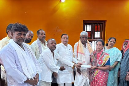 ರಾಜು ಕುಟುಂಬಕ್ಕೆ ಸಾಂತ್ವನ ಹೇಳಿದ ತವನಪ್ಪ ಅಷ್ಟಗಿ – ಮಗನನ್ನು ಕಳೆದುಕೊಂಡ ಯುವಕನ ಕುಟುಂಬಕ್ಕೆ ಆರ್ಥಿಕ ನೆರವು ನೀಡಿ ಮಾದರಿಯಾದ ತವನಪ್ಪ ಅಷ್ಟಗಿ…..