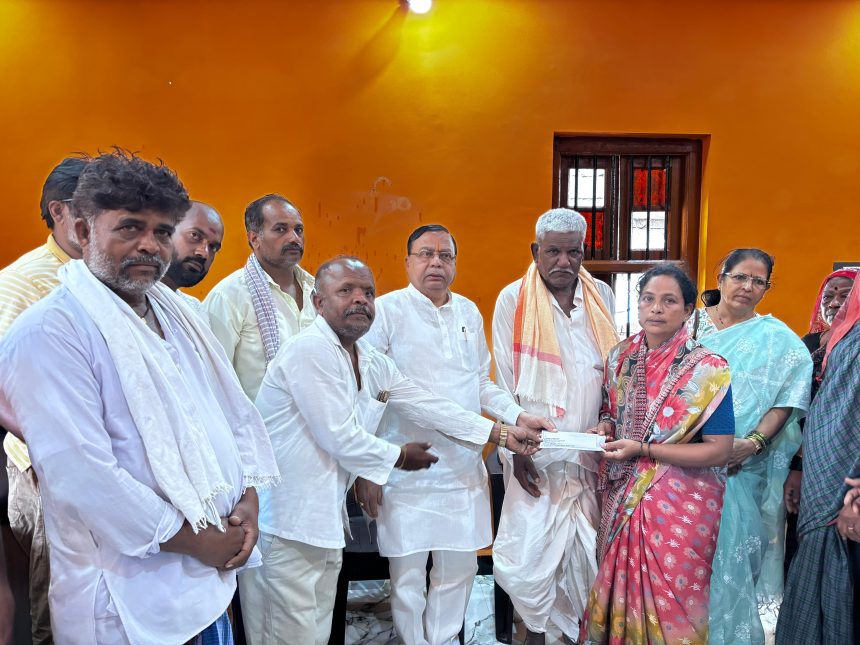 ರಾಜು ಕುಟುಂಬಕ್ಕೆ ಸಾಂತ್ವನ ಹೇಳಿದ ತವನಪ್ಪ ಅಷ್ಟಗಿ – ಮಗನನ್ನು ಕಳೆದುಕೊಂಡ ಯುವಕನ ಕುಟುಂಬಕ್ಕೆ ಆರ್ಥಿಕ ನೆರವು ನೀಡಿ ಮಾದರಿಯಾದ ತವನಪ್ಪ ಅಷ್ಟಗಿ….. ರಾಜು ಕುಟುಂಬಕ್ಕೆ ಸಾಂತ್ವನ ಹೇಳಿದ ತವನಪ್ಪ ಅಷ್ಟಗಿ – ಮಗನನ್ನು ಕಳೆದುಕೊಂಡ ಯುವಕನ ಕುಟುಂಬಕ್ಕೆ ಆರ್ಥಿಕ ನೆರವು ನೀಡಿ ಮಾದರಿಯಾದ ತವನಪ್ಪ ಅಷ್ಟಗಿ…..