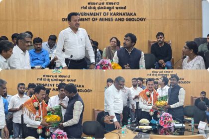 ರಾಜ್ಯ ಸರ್ಕಾರಿ ನೌಕರರ ಸಂಘದ ರಾಜ್ಯಾಧ್ಯಕ್ಷ  ಸಿ ಎಸ್ ಷಡಾಕ್ಷರಿ ರವರಿಗೆ ಬೀಳ್ಕೊಡುಗೆ – ಕಚೇರಿಯ ಅಧಿಕಾರಿಗಳು ನೌಕರರು ಉಪಸ್ಥಿತಿ…..