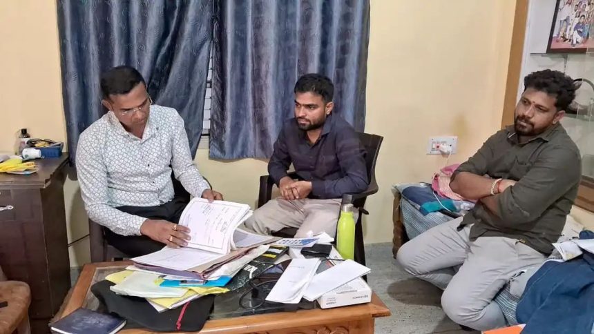 8 ಸರ್ಕಾರಿ ನೌಕರರ ಬಂಧನ – ನಾಪತ್ತೆಯಾದ ಹಲವು ಸರ್ಕಾರಿ ನೌಕರರು….. 8 ಸರ್ಕಾರಿ ನೌಕರರ ಬಂಧನ – ನಾಪತ್ತೆಯಾದ ಹಲವು ಸರ್ಕಾರಿ ನೌಕರರು…..
